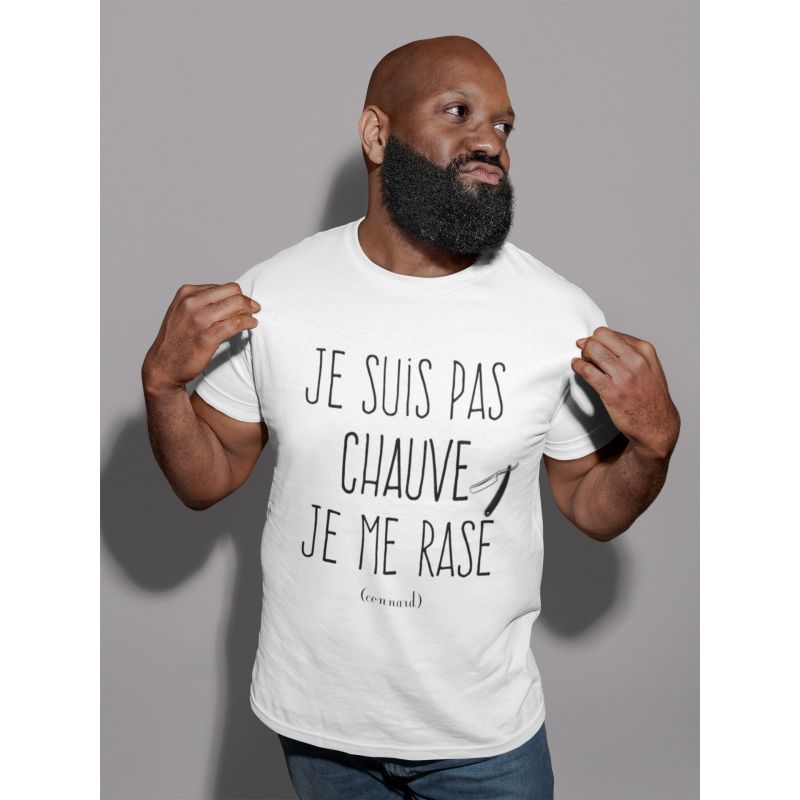 http://lateliersuisse.ch/cdn/shop/products/t-shirt-homme-blanc-je-suis-pas-chauve-je-me-rase.jpg?v=1589974169