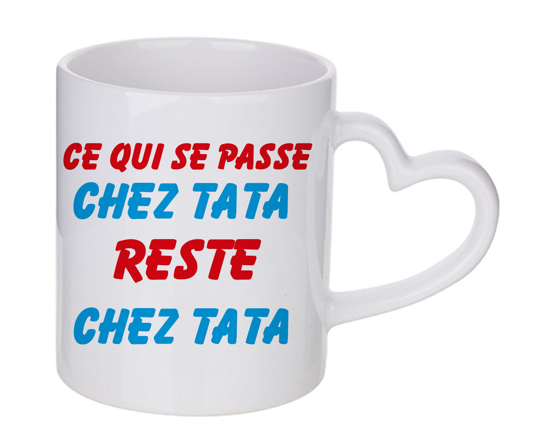 Mug coeur personnalisé Ce qui se passe chez tata