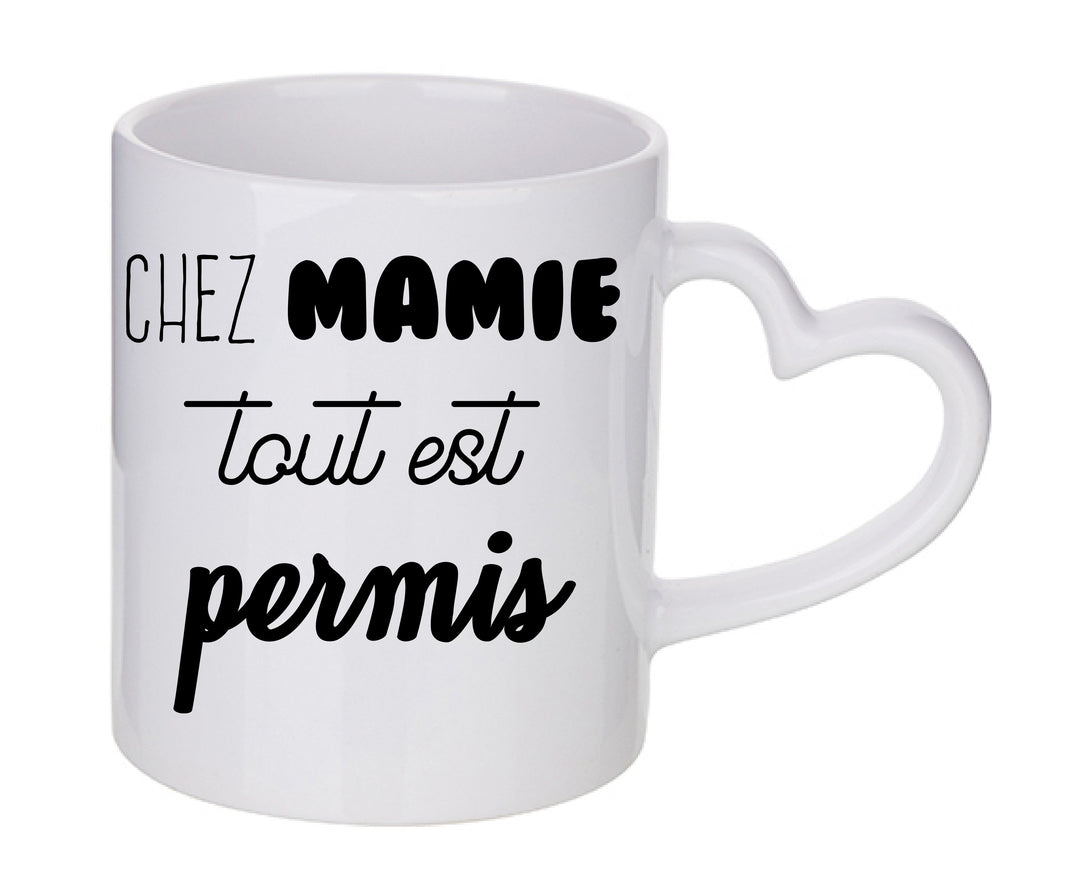 Mug coeur personnalisé Chez mamie tout est permis