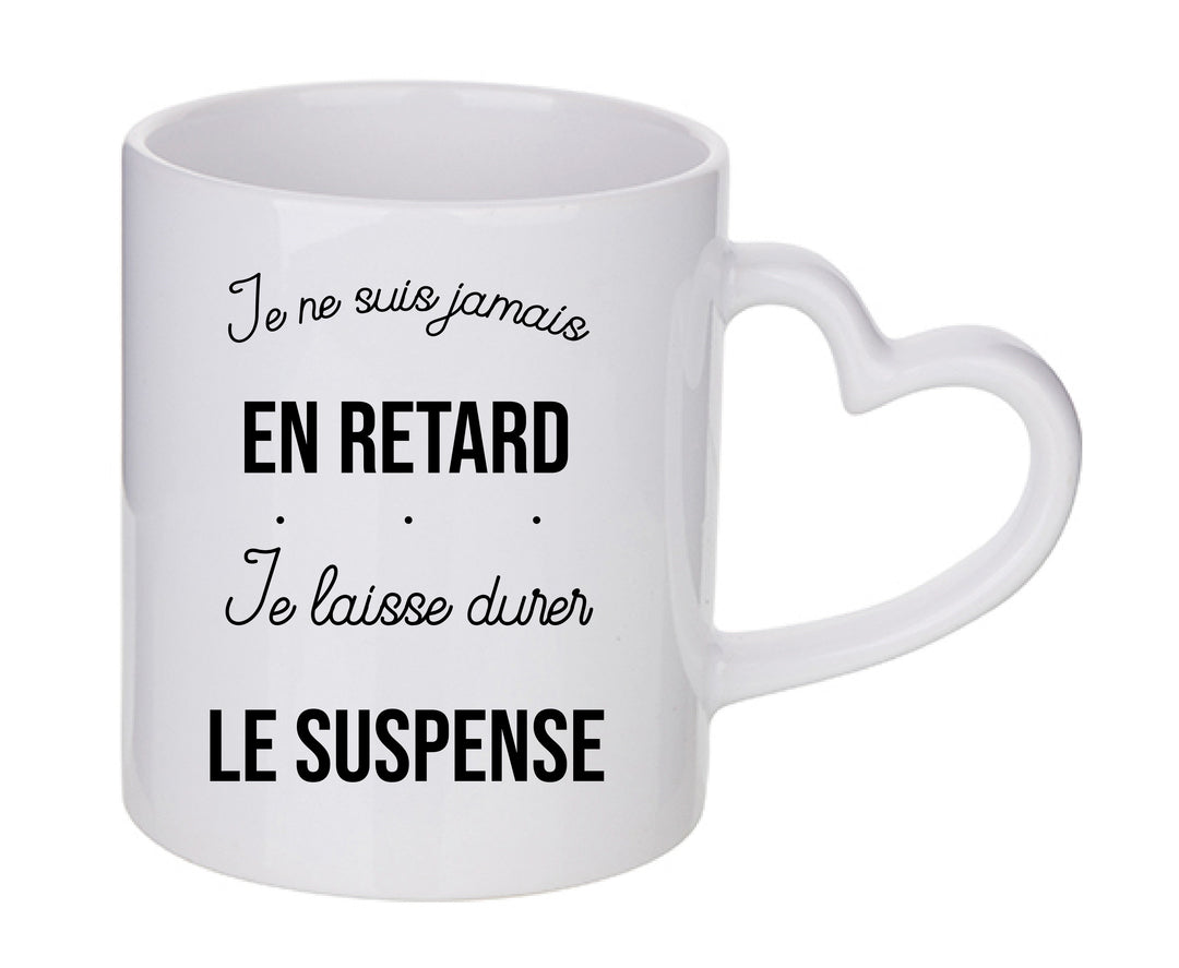 Mug coeur personnalisé Je ne suis jamais en retard je laisse durer le suspens