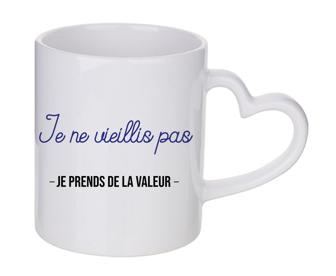 Mug coeur personnalisé Je ne vieillis pas je prends de la valeur