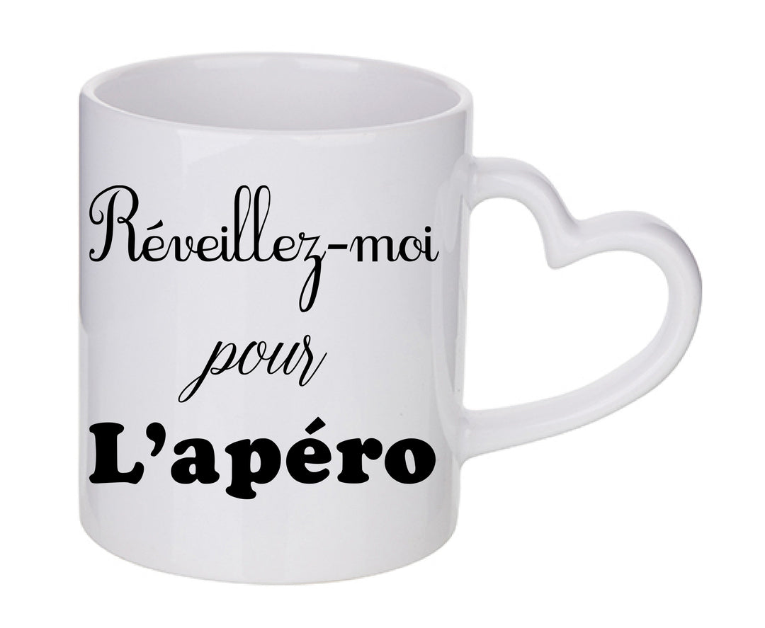 Mug coeur personnalisé Reveillez-moi pour l'apéro