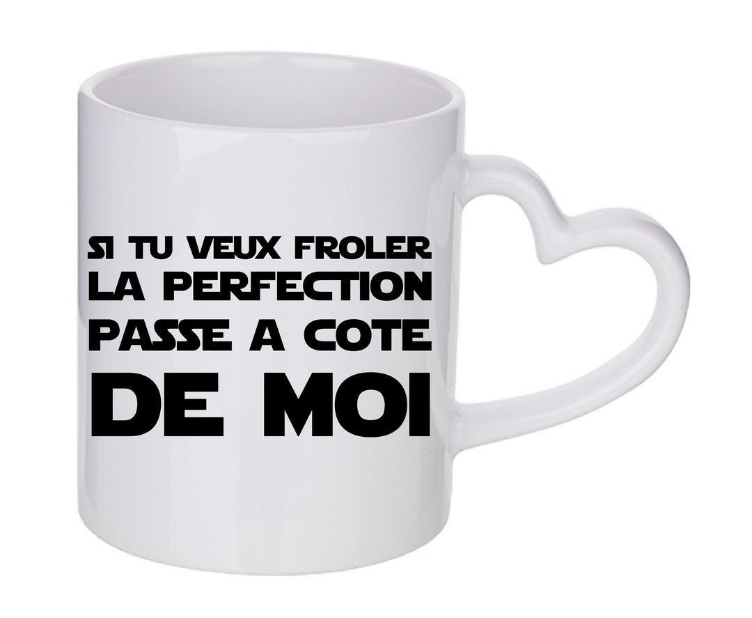 Mug coeur personnalisé Si tu veux froler la perfection passe à coté de moi